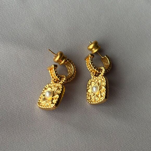 Brand New. $175 Julie Vos Earring color: Iridescent Clear Crystal - Picture 9 of 11